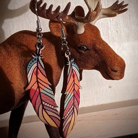 Pretty wood feather 🪶 shaped earrings - Picture 3 of 6